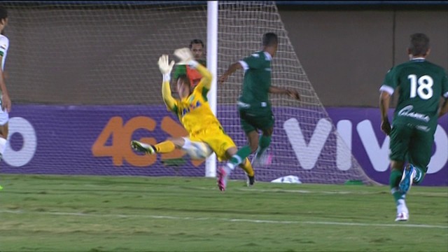 Bruno Henrique, do Goiás, perde gol na cara do goleiro adversário 