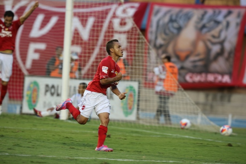 Moisés comemora gol para o Vila. O atacante deve retornar contra o Águia