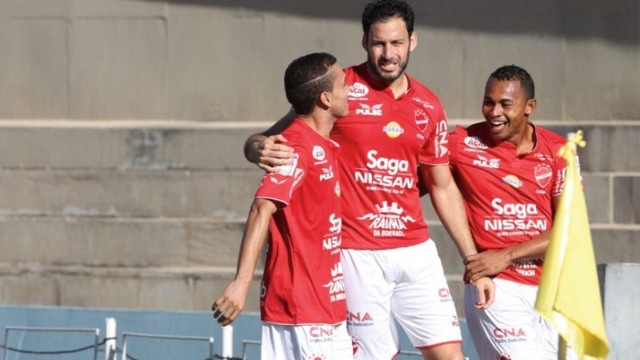 Frontini comemora com os companheiros o seu gol, que deu a vitória ao Vila sobre o Aguia