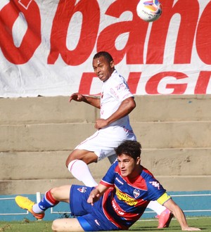 Lance dp jogo entre Vila Nova e Fortaleza no Serra Dourada