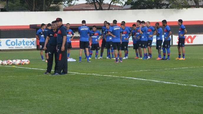 Treinador do Atlético se reune com os jogadores antes do treino