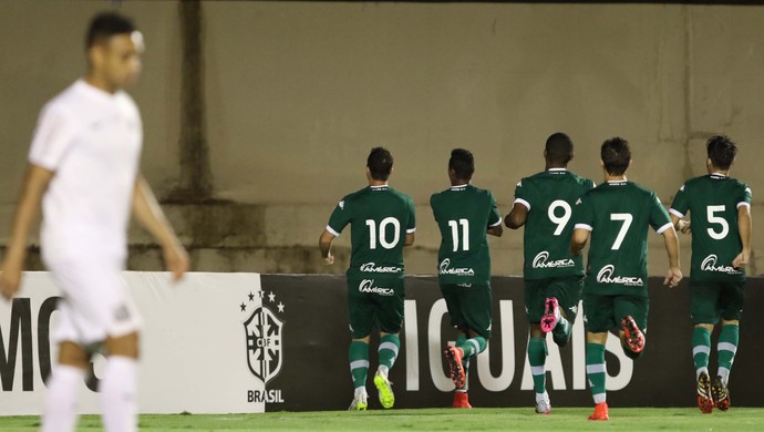 Jogadores do Goiás saem em comemoração de gol no Serra Dourada