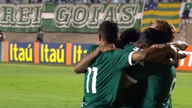 Jogadores do Goiás comemoram gol no Estádio Serra Dourada