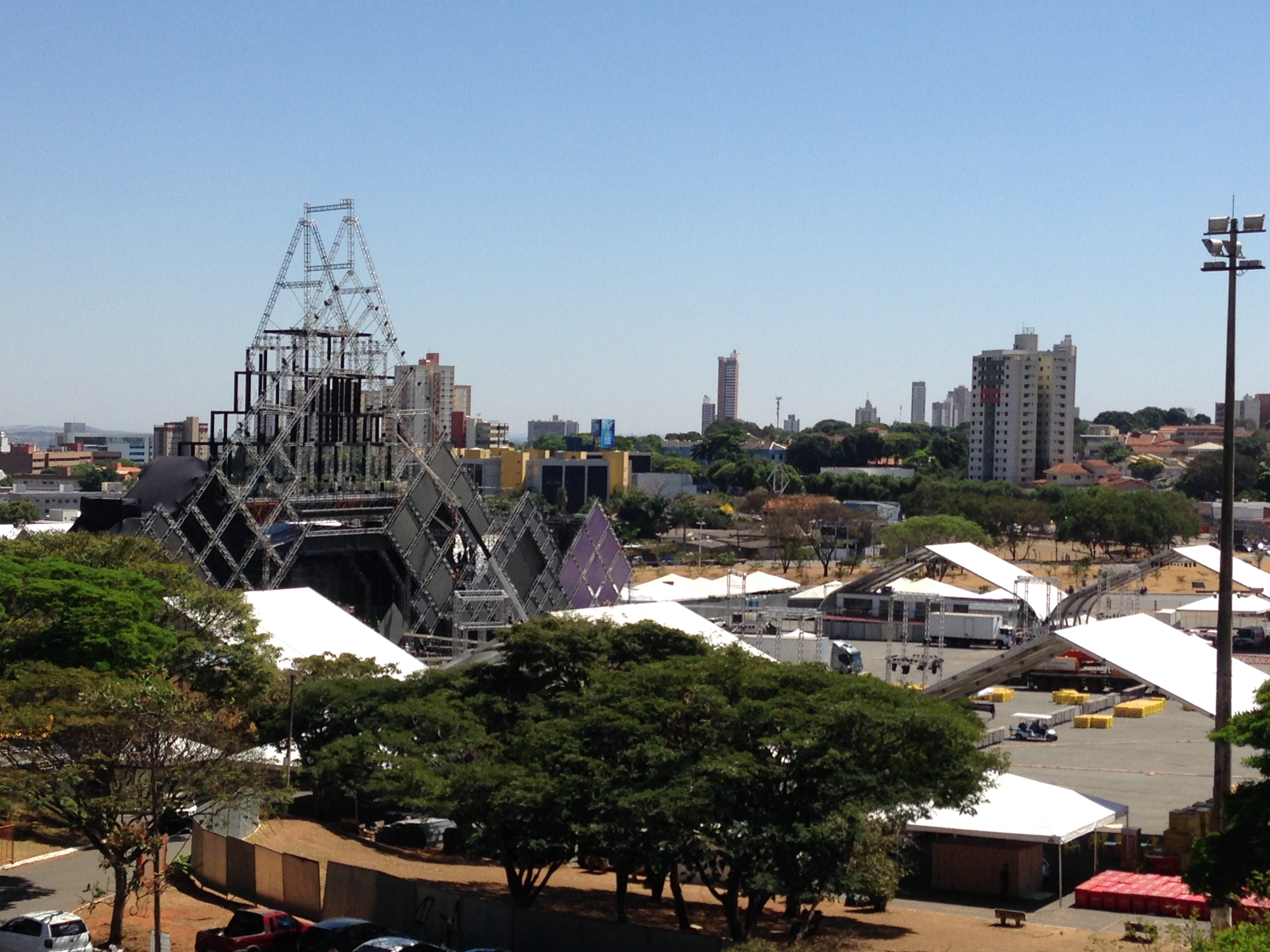 Megaestrutura montada no estacionamento do Serra Dourada para o Festival Villa Mix