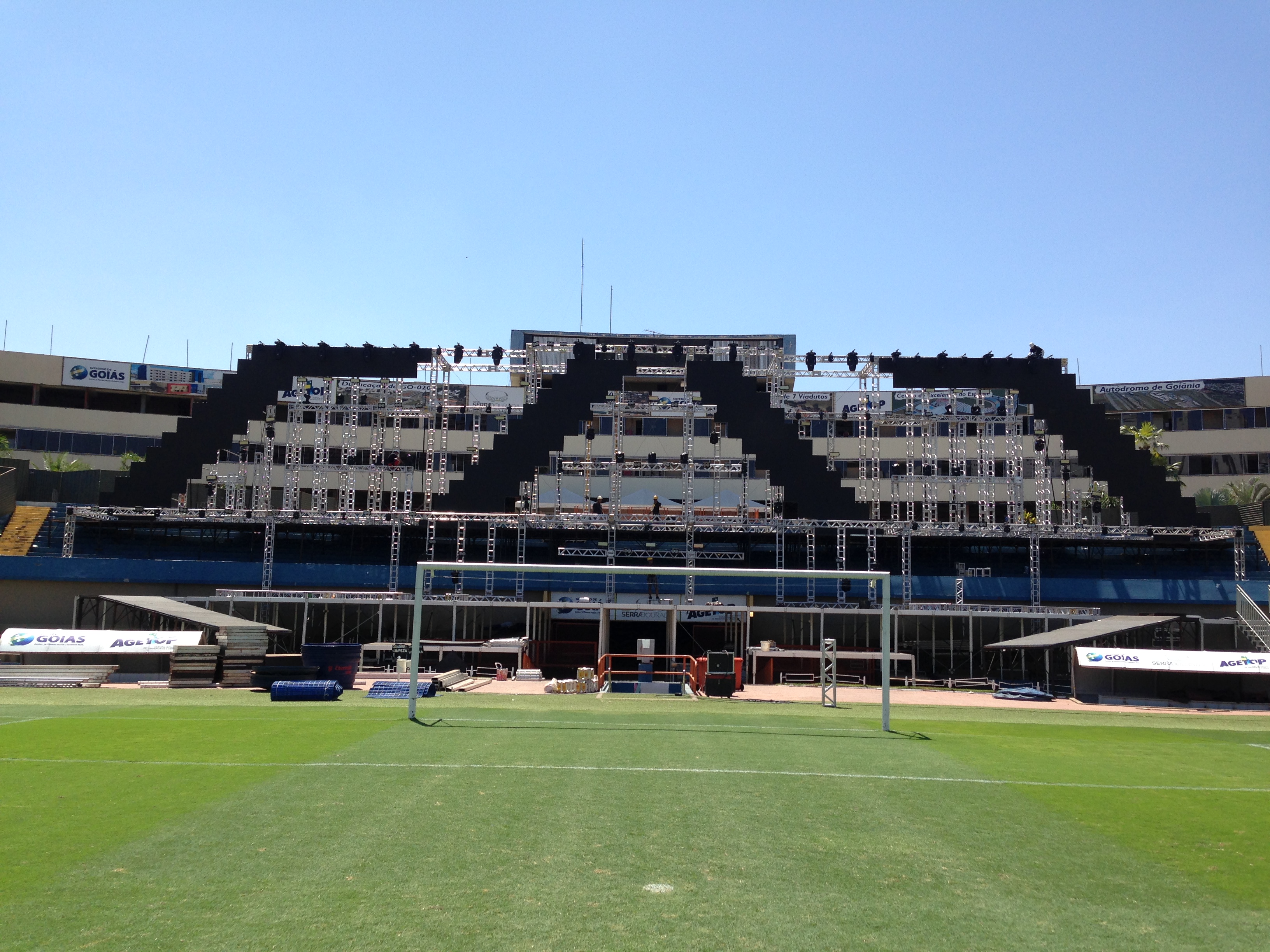 Montagem do palco para o festival radicais Livres no Serra Dourada