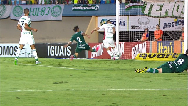 Lance do jogo em que o Goiás bateu o Palmeiras por 1 a 0 no Serra Dourada