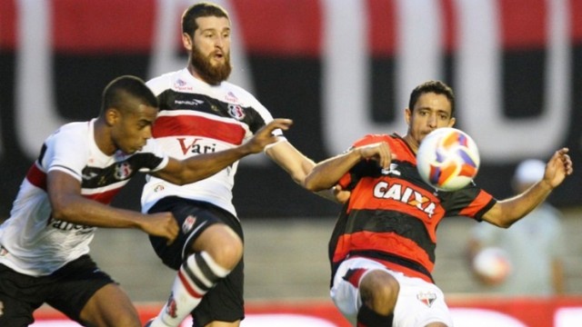 O atacante Juninho, do Atlético, luta pelo bola contra dois jogadores do Santa Cruz