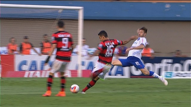 Jogador do Atlético bate para o gol em jogo contra o Paysandu no Serra Dourada