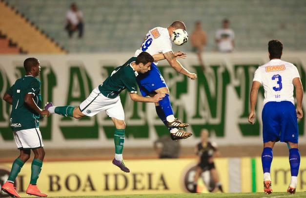 Lance de jogo entre Goiás e Cruzeiro no Serra Dourada