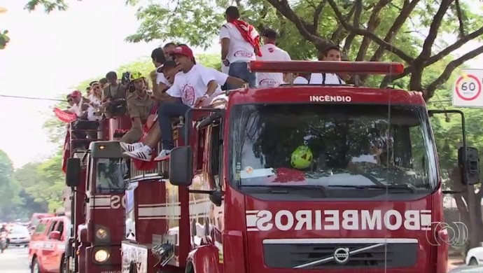 Jogadores do Vila desfilam em carro dos Bombeiros pelas ruas de Goiânia