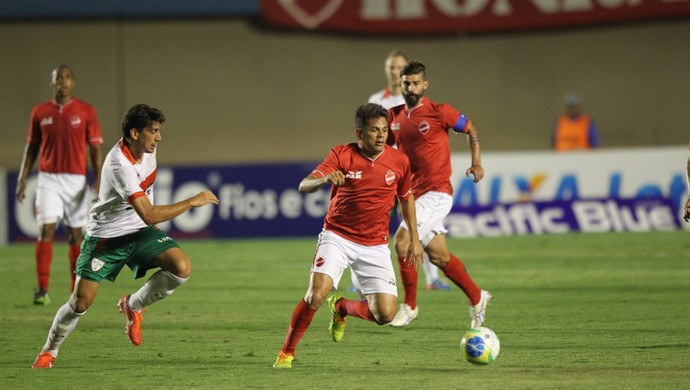 Vila e Portuguesa em jogo de 2014 no Serra Dourada