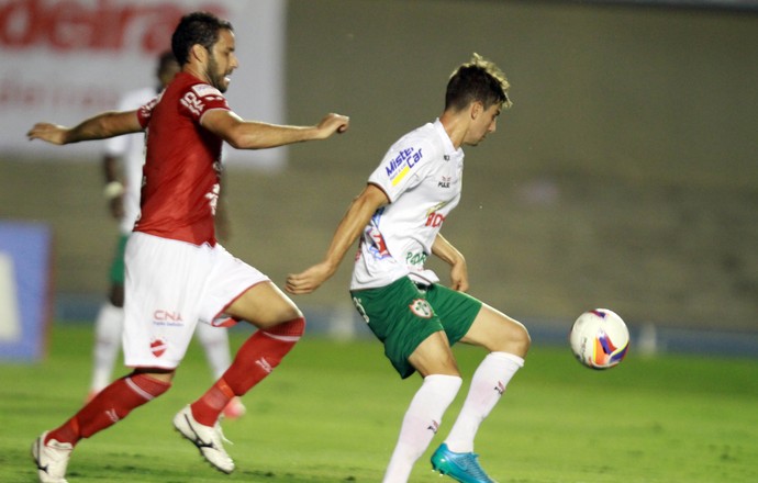 Lance do jogo decisivo entre Vila Nova e Portuguesa no Estádio Serra Dourada