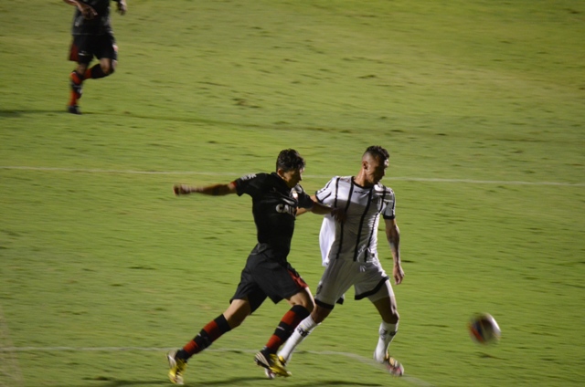 Lance do jogo em que o Atlético perdeu para o Bragantino por 1 a 0 em pleno Serra Dourada