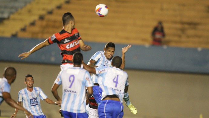 Jogadores lutam por bola no algo em jogo entre Atlético e Macaé no Serra Dourada