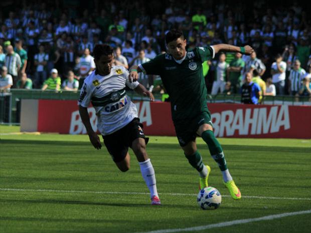 Lateral Diogo Barbosa, do Goia´s, carrega a bola em jogo contra o Coritiba