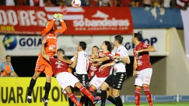 Lance do jogo Vila Nova 0 x 0 Brasil, de pelotas, no Serra Dourada, pela Série C 