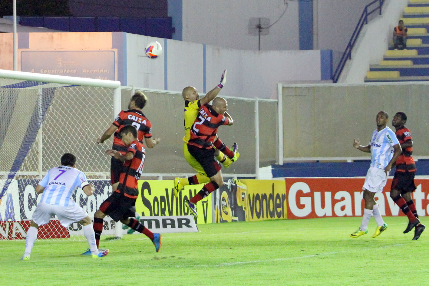 Lance do jogo entre Macaé e Atlético Goianiense no primeiro turno da Série B