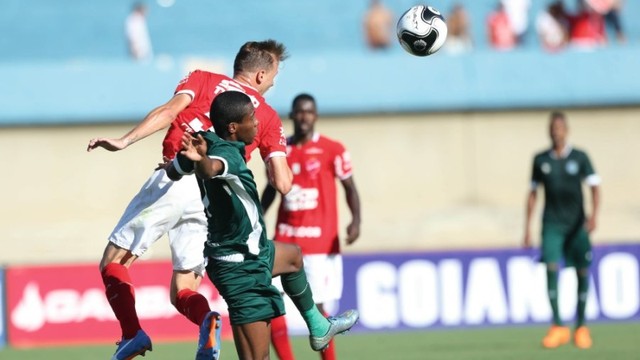 Lance do clássico vencido pelo Goiás contra o Vila Nova no jogo de torcida única no Serra Dourada