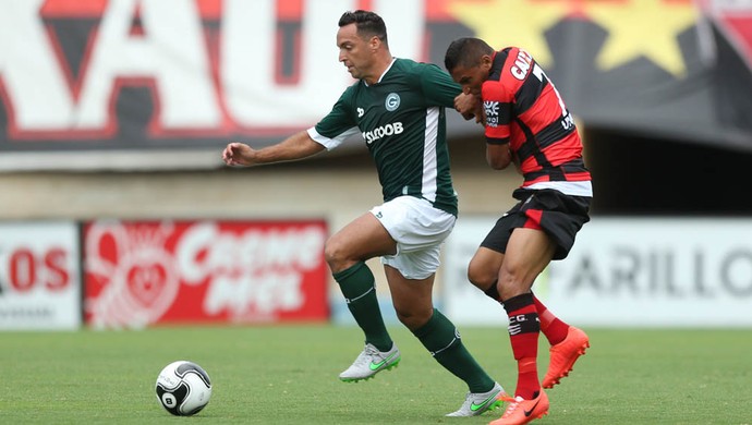 Daniel Carvalho proteje a bola de um adversário no empate por 2 a 2 entre Goiás e Atlético