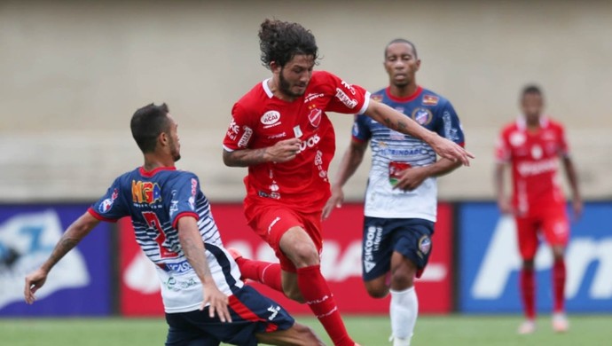 Fernando Neto marcou o gol da vitória do Vila Nova sobre o Trindade no Serra Dourada