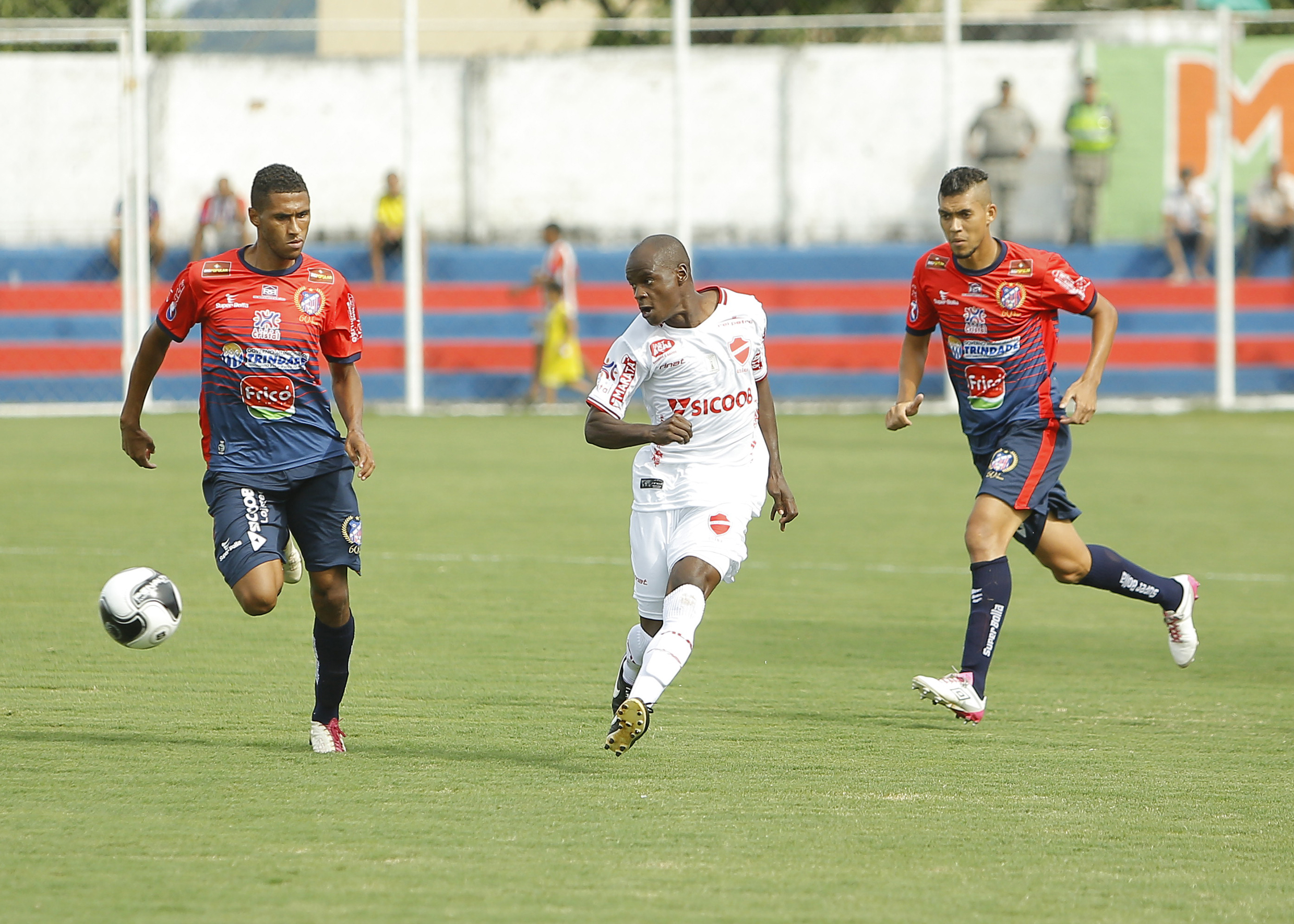 Lance do jogo entre Trinda e Vila, única vitória vilanovense