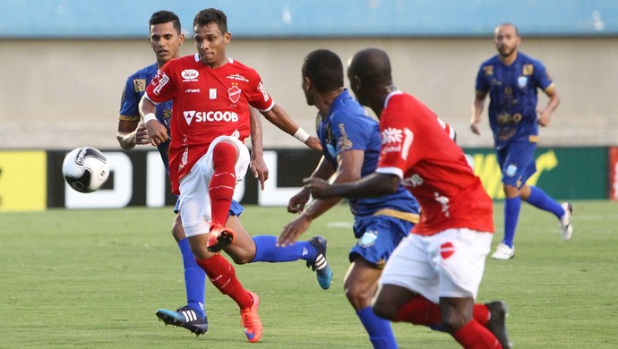 Lance do empate por 0 a 0 entre Vila e Crac no Serra Dourada