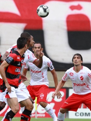 Lance do clássico entre Atletico e Vila, no Serra Dourada, pelo Goianao 2016