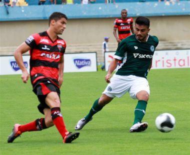 Lance do Goiás e Atlético no primeiro turno do Goianão