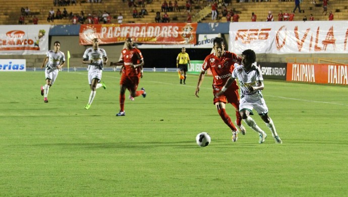 Lance do jogo entre Vila e Luverdense no Serra pela Copa Verde