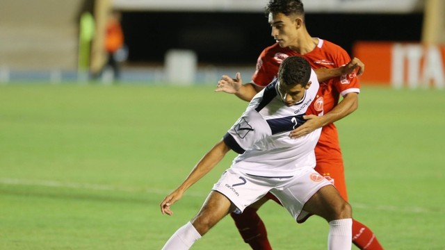 Lance da vitória do Vila sobre o Brasília, por 1 a 0, no Serra Dourada