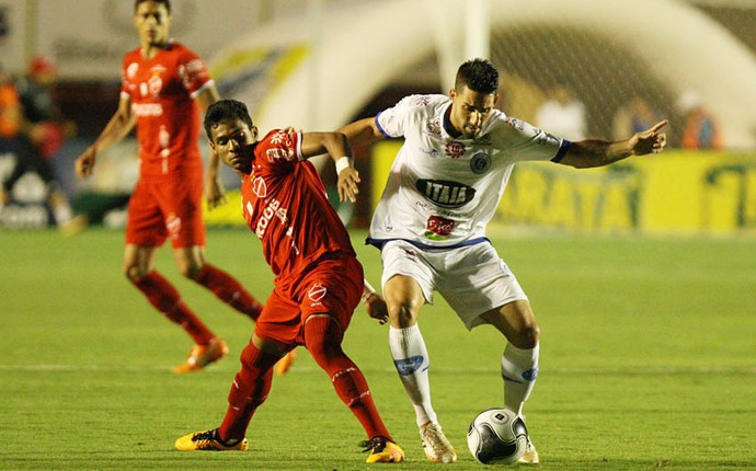 Lance do empate entre Vila e Goianésia no Serra Dourada