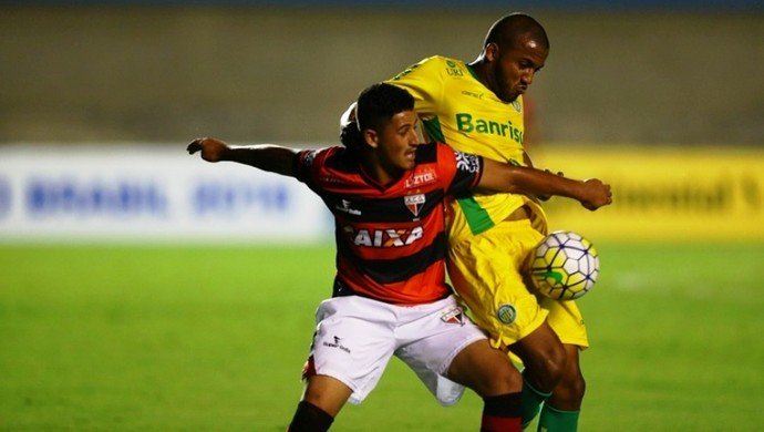 Lance do jogo entre Atlético x Ypiranga (RS), no Serra Dourada