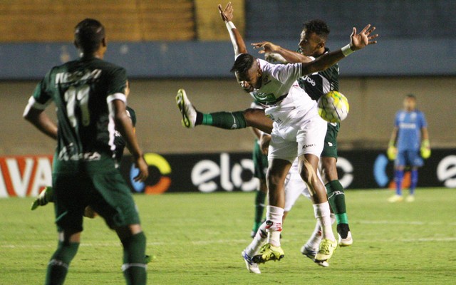 Lance do jogo entre Goiás e River (PI) pela Copa do Brasil, no Serra Dourada