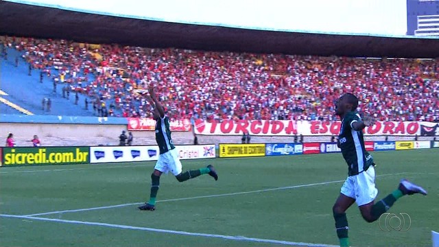 Jogadores do Goiás comemoram gol no Serra