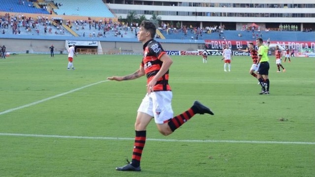 O centroavante Júnior Viçosa, do Atlético, comemora seu gol no clássico contra o Vila