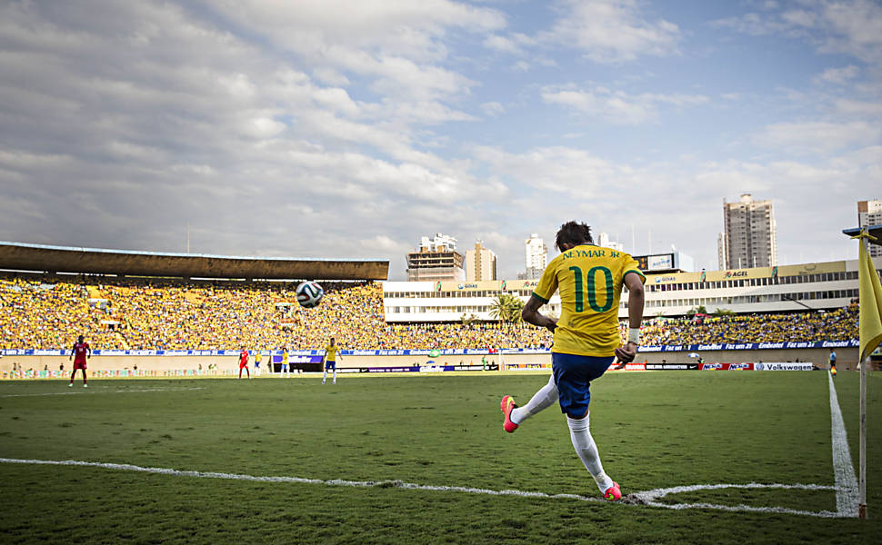 Neymar cobra escanteio para a Seleção Brasileira no Serra Dourada 