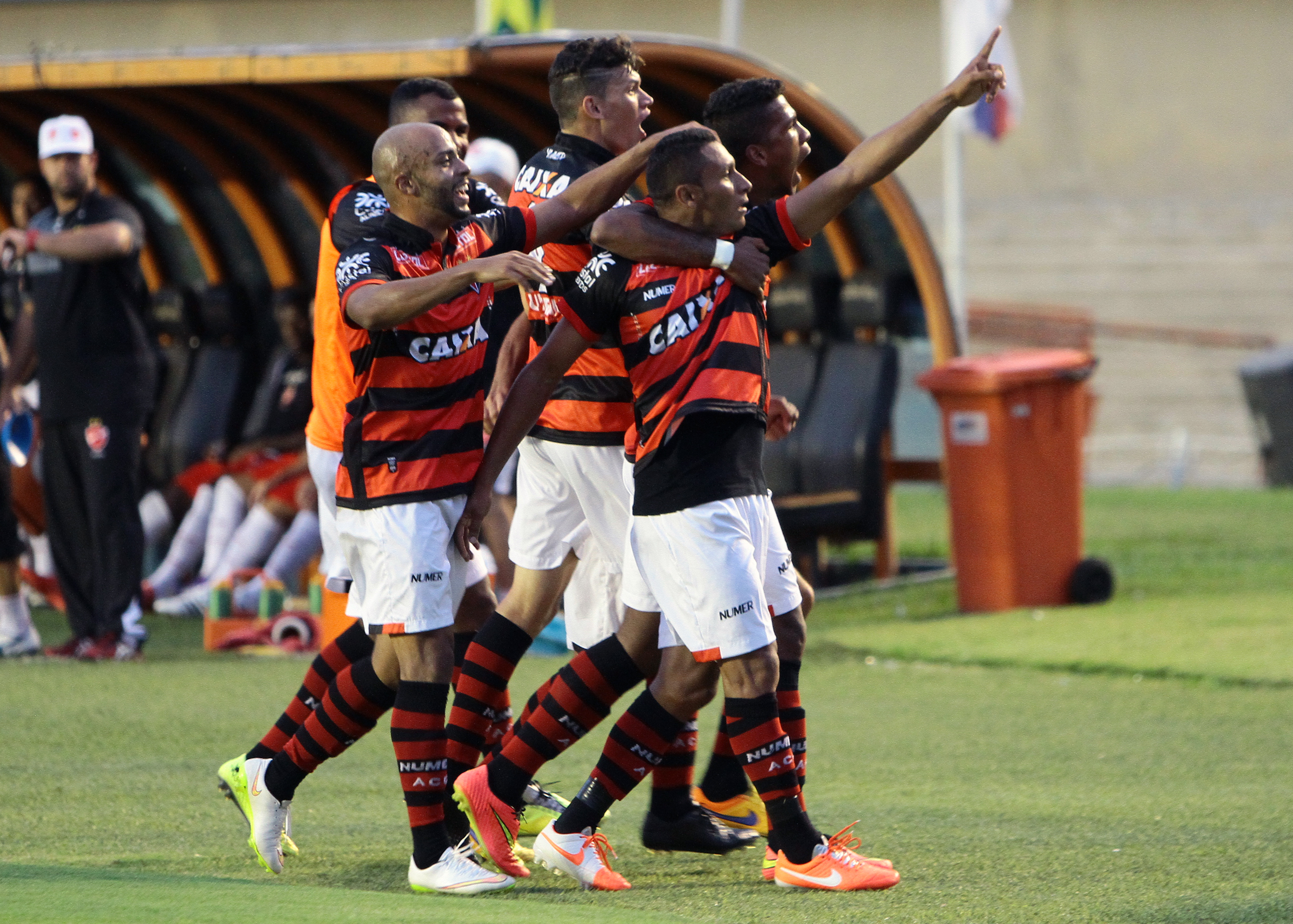 Jogadores do Atlético comemoram gol no Serra Dourada