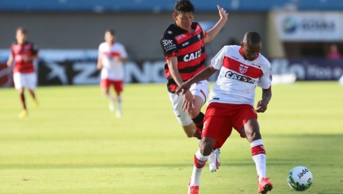 O centroavante Júnior Viçosa, do Atlético, tenta jogada na derrota do time para o CRB