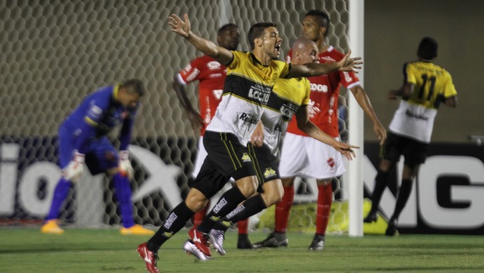 Jogador do Criciúma comemora gol na vitória sobre o Vila no Serra Dourada