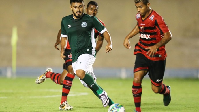 Lance do empate por 1 a 1 entre Goiás e Oeste, no Serra Dourada, pela Série B