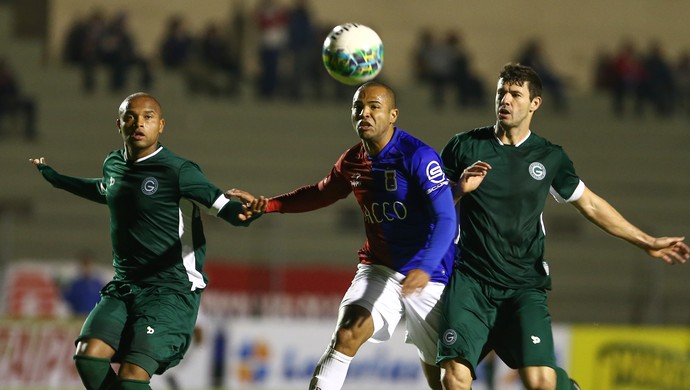 Lance da derrota do Goiás para o Paraná Clube