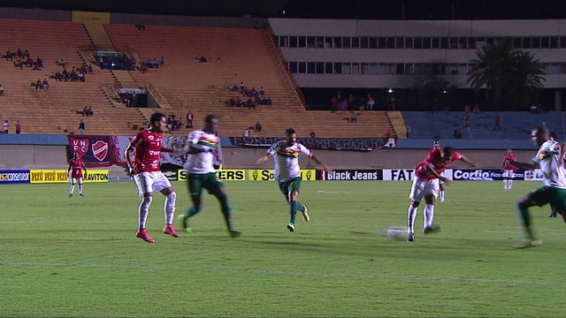 Lance da vitória do Vila sobre o Sampaio Corrêa, por 1 a 0, no Serra Dourada