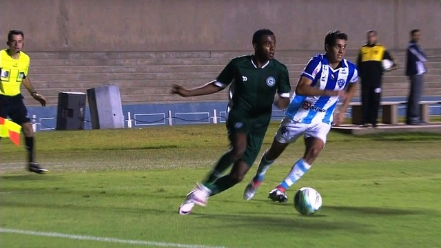 Lance do empate entre Goiás e Paysandu, por 0 a 0, no Serra Dourada