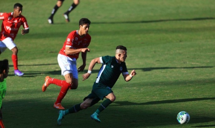 Lance do empate entre Vila e Goiás por 1 a 1, em jogo da Série B do Brasileiro