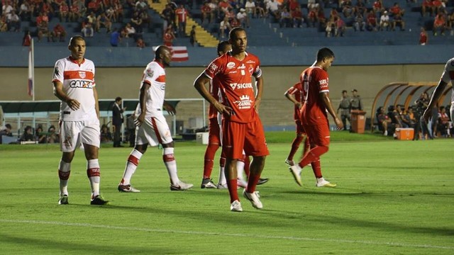 Desanimo do volante Robston na derrota do Vila para o CRB em pleno Serra Dourada