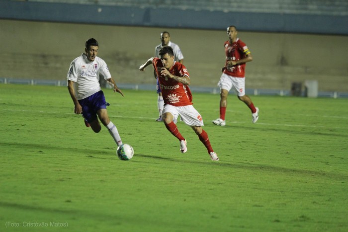 Lance do empate por 0 a 0 entre Vila e Paraná, no Serra Dourada, pela Série B 2016