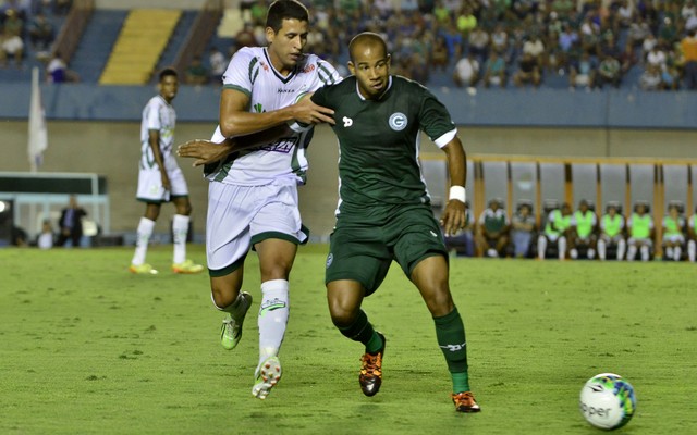 Volante Patrick, do Goiás, disputa bola com adversário no empate contra o Luverdense