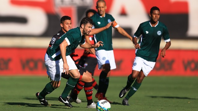 Lance do empate por 2 a 2 entre Goiás e Atlético pela Série B do Brasileiro