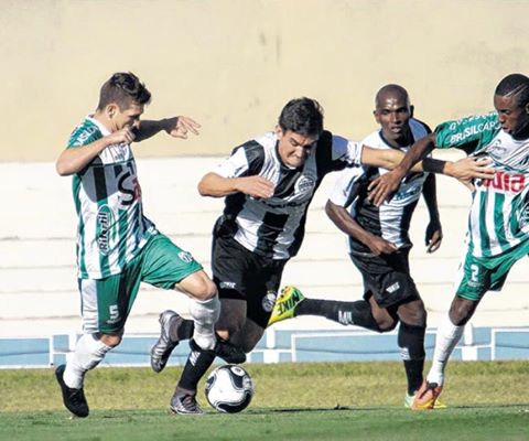 Lance do empate sem gols entre Goiânia e Rio Verde no Serra Dourada