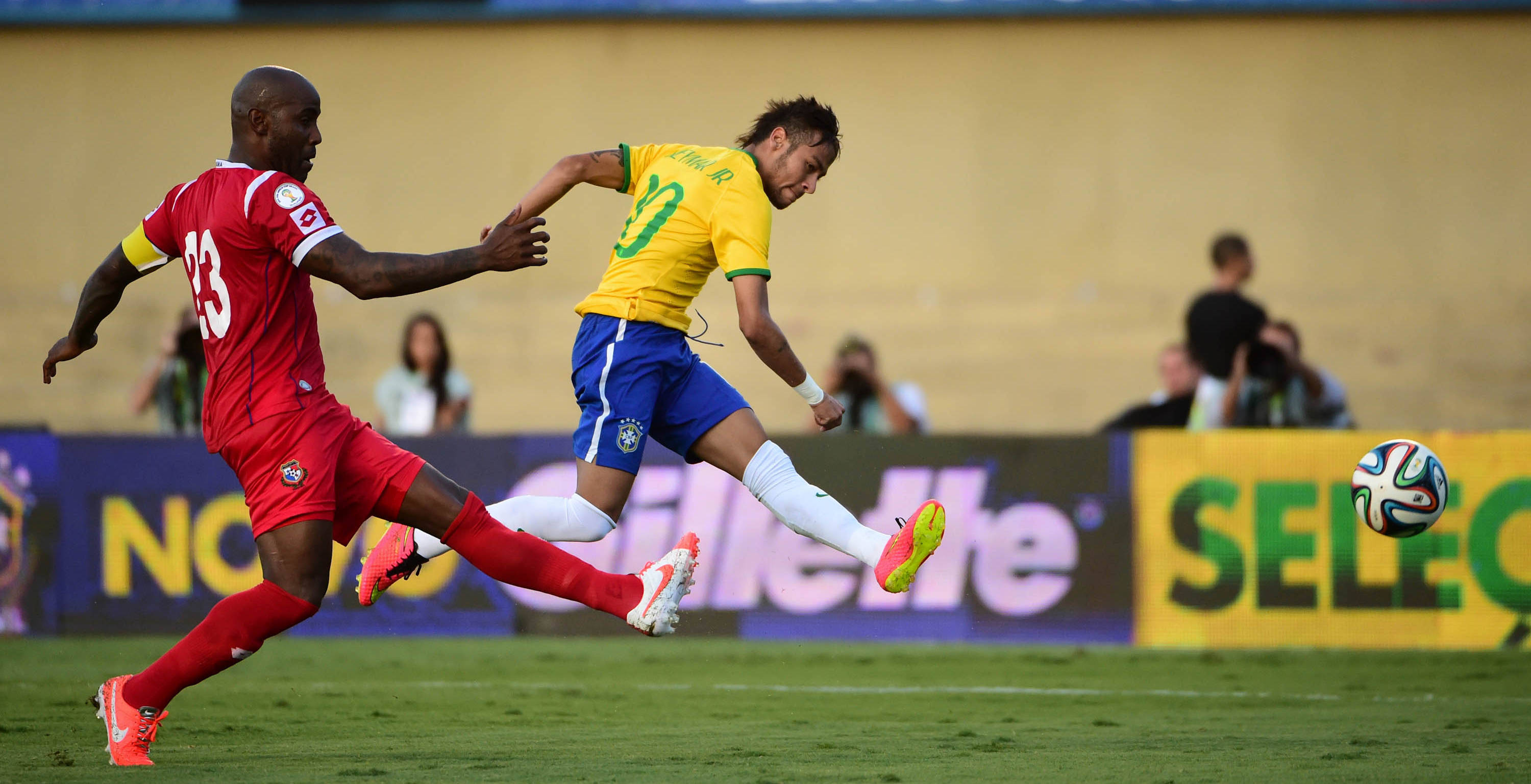 Neymar, Seleção Brasileira, bate na bola no Serra Dourada